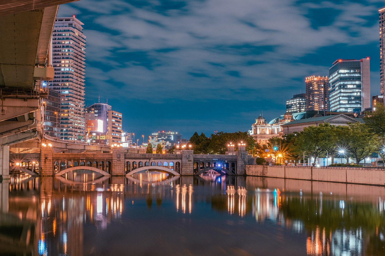 Road Bridge Buildings Night City - Anntphoto / Pixabay