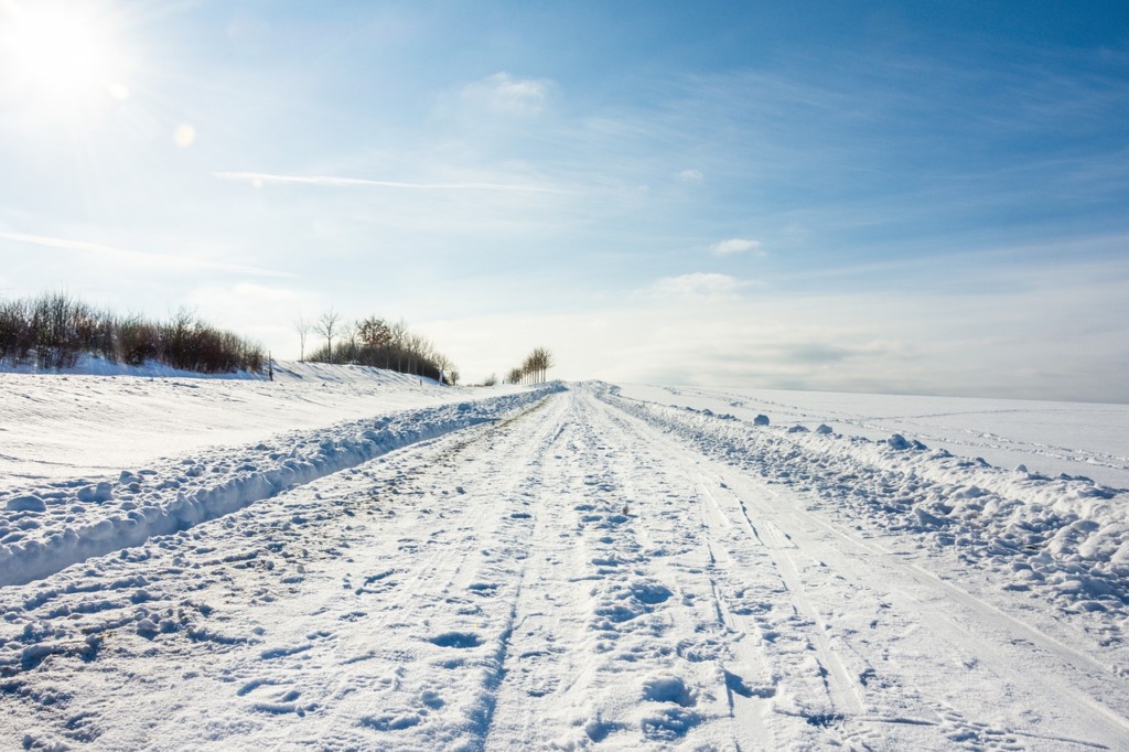 Road Pathway Snow Frost Traces  - fotoblend / Pixabay