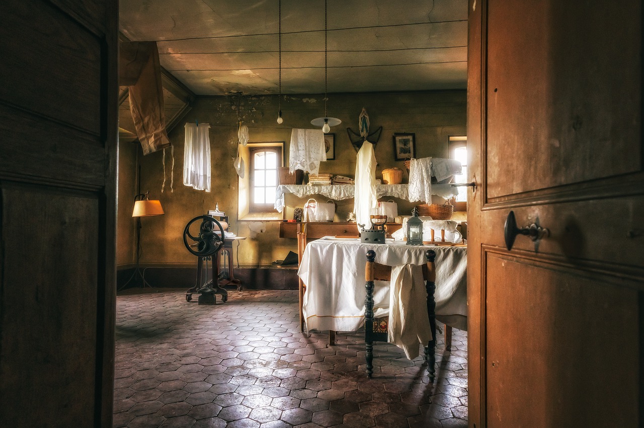 Room Chamber Laundry Iron  - Tama66 / Pixabay