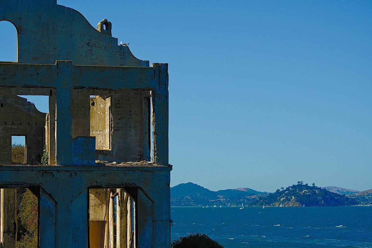 Ruins Building Construction Sea  - smartschwarz / Pixabay