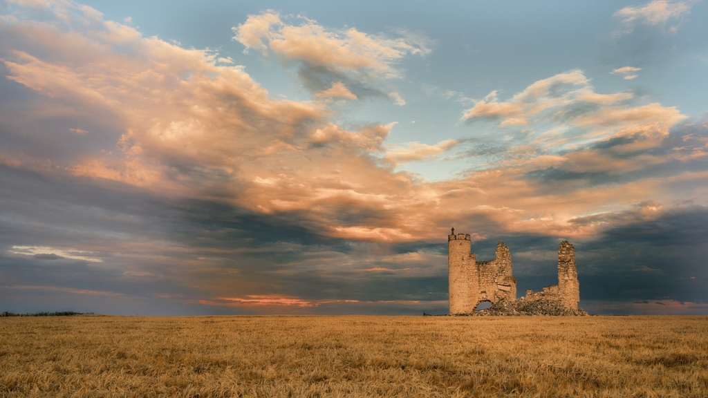 Ruins Castle Sky Clouds Medieval  - 19582758 / Pixabay