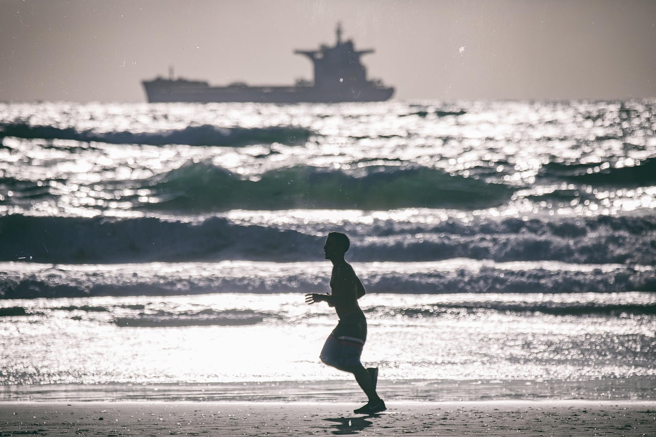 Running Runner Silhouette Sea Ship  - raztomesco / Pixabay