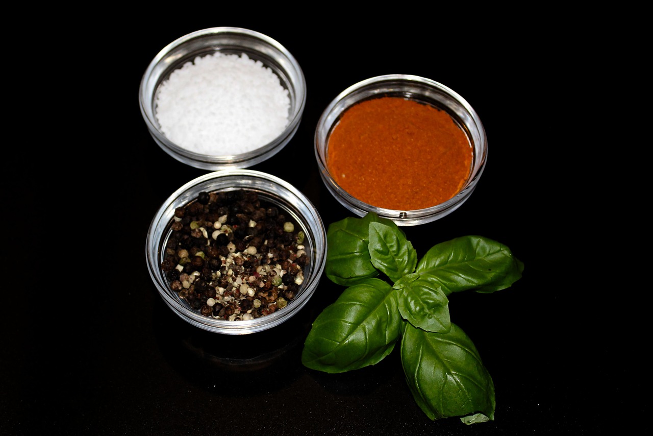 Salt Pepper Paprika Basil Spices - BiggiBe / Pixabay