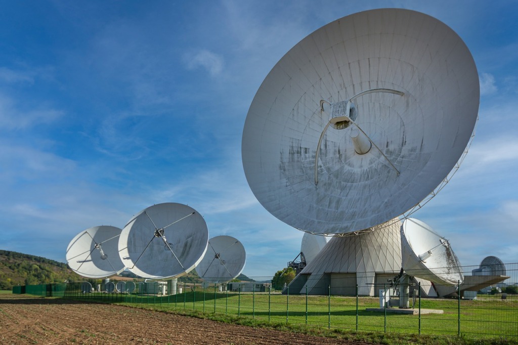 Satellite Dishes Parabolic Antennas  - Katerwursty / Pixabay
