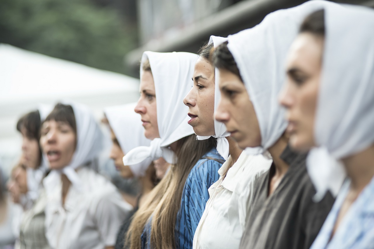 Scarf Women Mothers White Scarf  - smg_foto / Pixabay