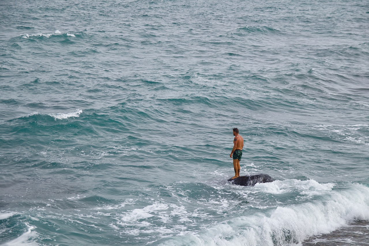 Sea Waves Man Alone Vacation - Tistou_Malta / Pixabay
