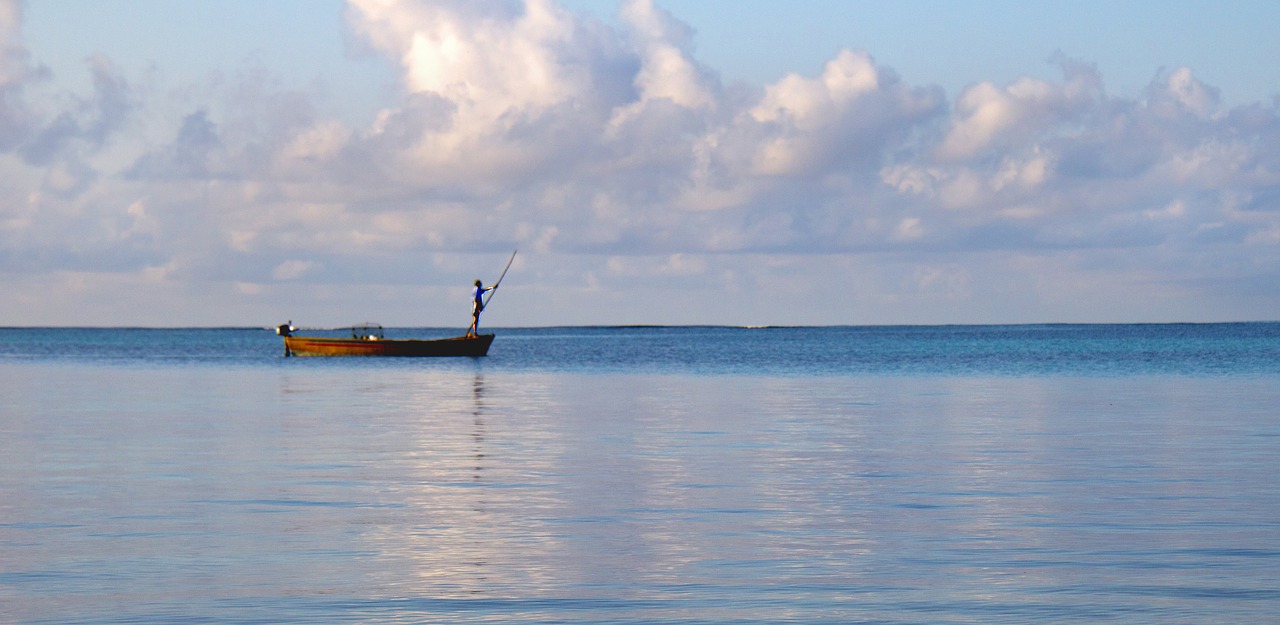 Seascape Boater Boat Tranquil Sea  - kaapie / Pixabay
