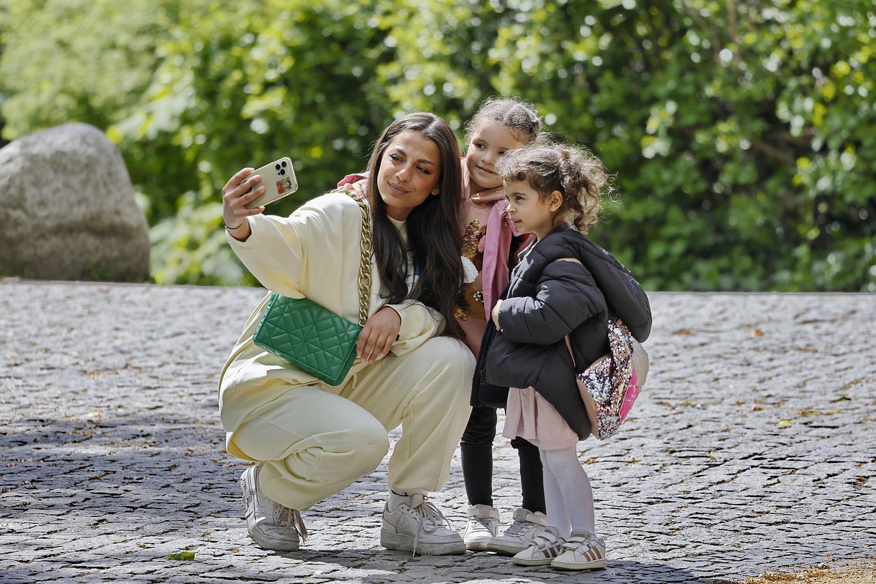 Selfie Woman Children Mother Kids  - sharkolot / Pixabay