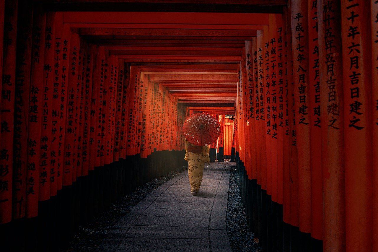 Senbon Torii Torii Japanese Woman  - ogamiichiro3 / Pixabay