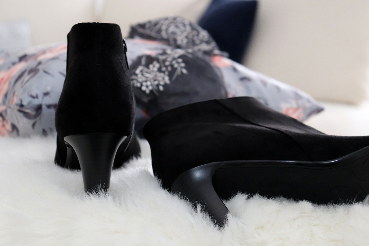 Shoe Shoes Black White Stiletto  - Bellahu123 / Pixabay