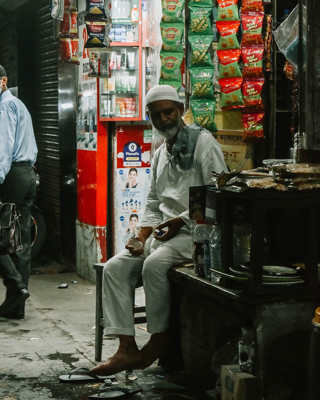 Shopkeeper Night Vendor Shop City - itsmveer9 / Pixabay