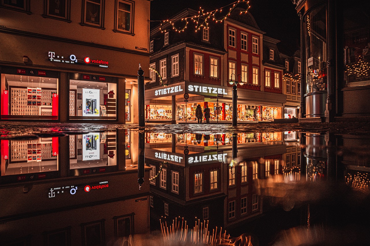 Shops Night Illuminated - matthiaskost / Pixabay