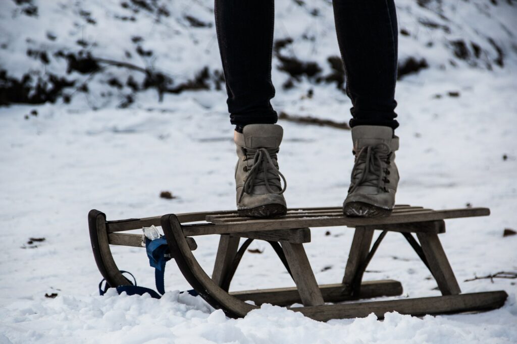 Sled Playful Youth Youthful Young  - niekverlaan / Pixabay