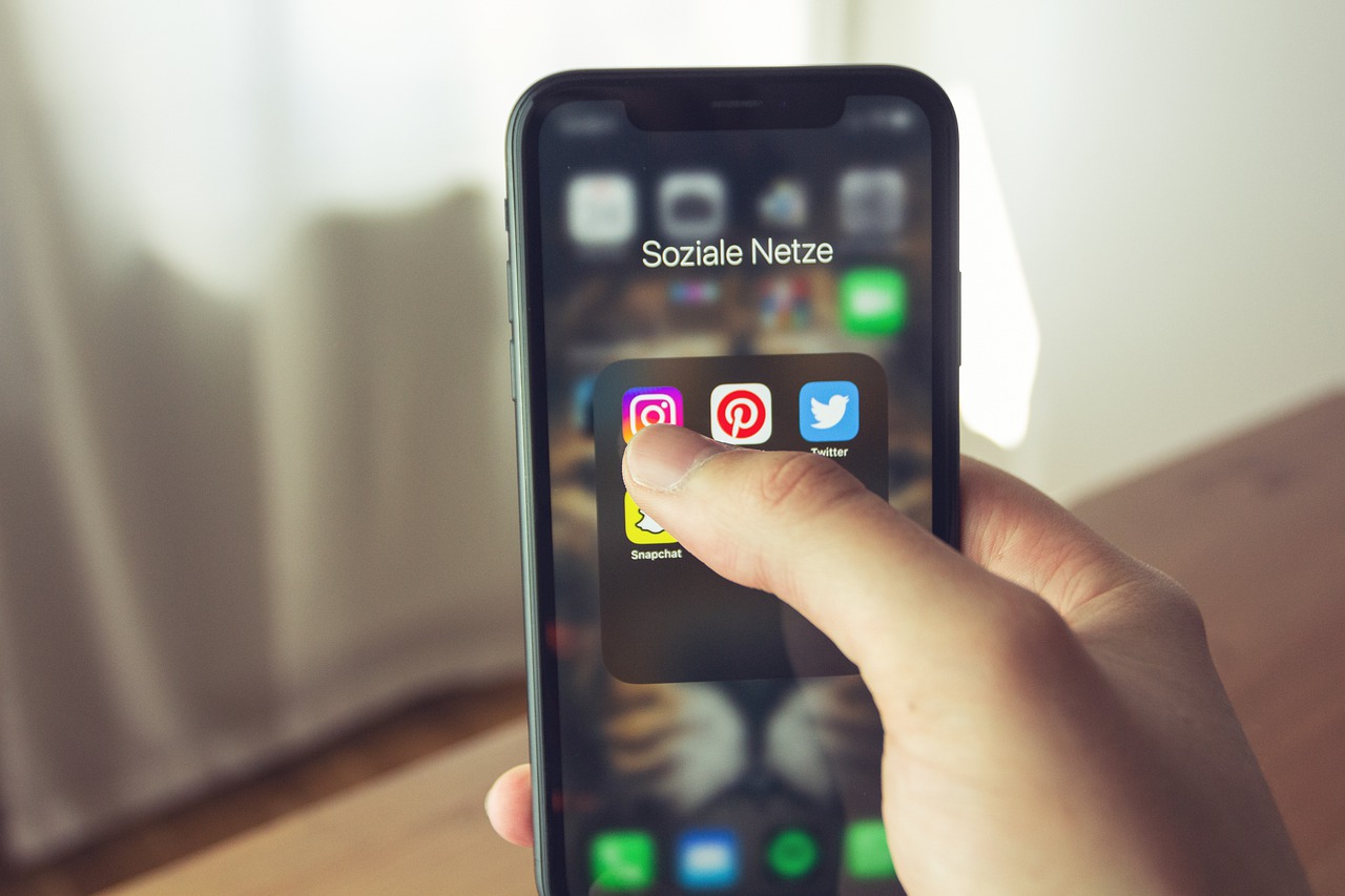 Smartphone Apps Hand Touchscreen  - Shutter_Speed / Pixabay
