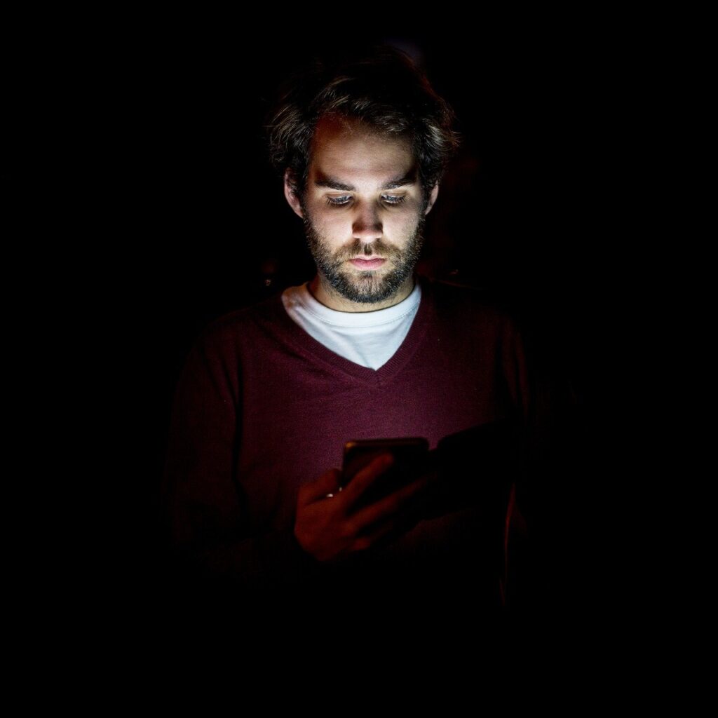 Smartphone Man Night User  - sik92 / Pixabay