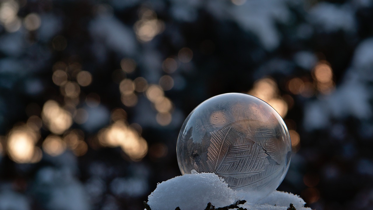 Soap Bubble Frozen - Peggychoucair / Pixabay
