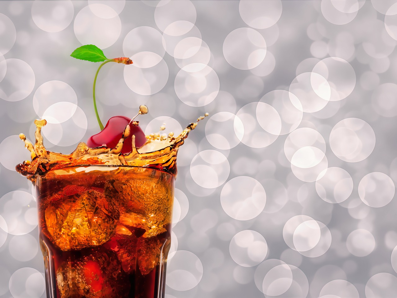 Soda Drink Cherry Refreshment Coke  - Ray_Shrewsberry / Pixabay