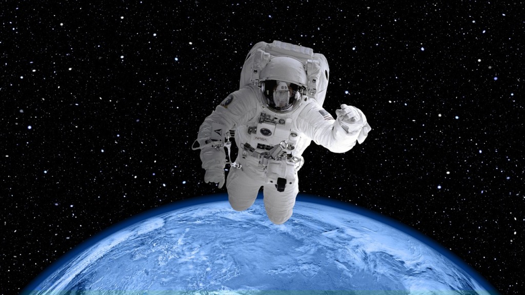 Space Suit Astronaut World Earth  - geralt / Pixabay