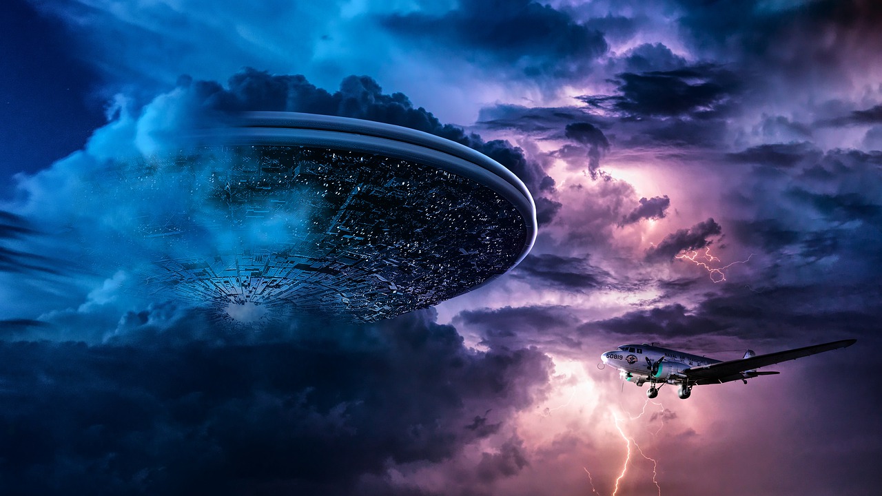Spaceship Plane Lightning Clouds  - warppppp5 / Pixabay