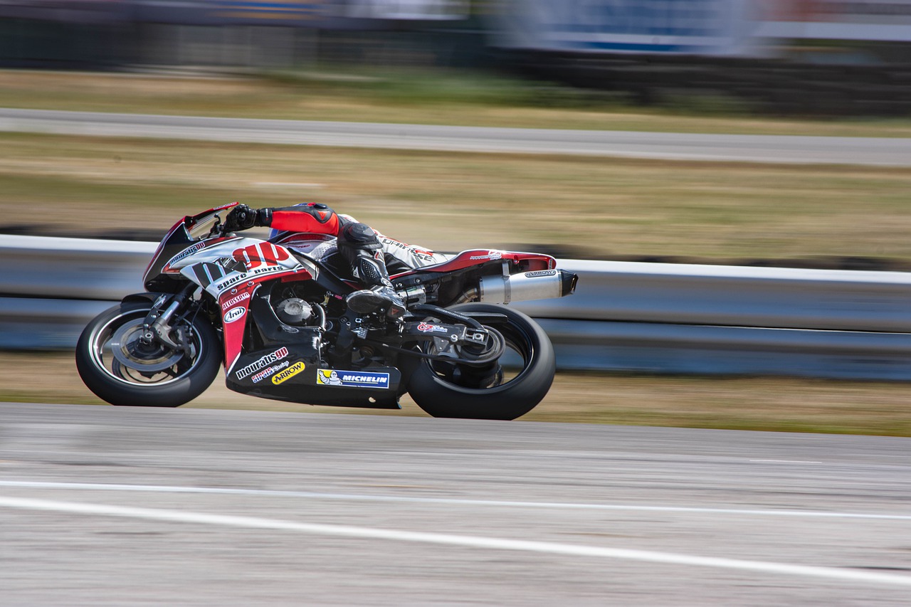 Speed Motorcycle Motorcycle Racing - johnstelios45 / Pixabay