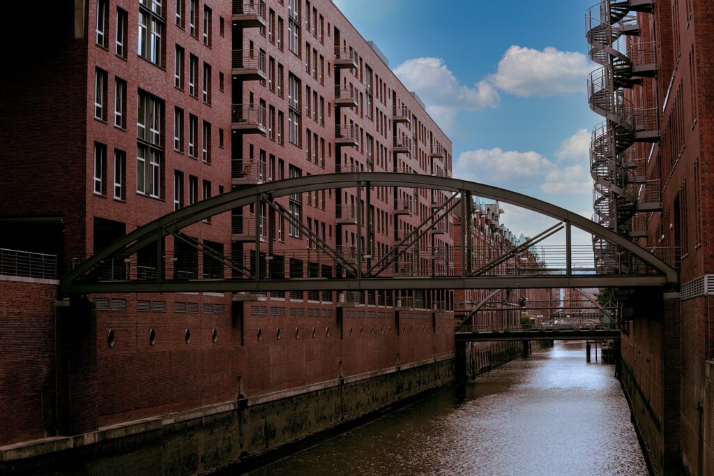 Speicherstadt Buildings Waterway  - minka2507 / Pixabay