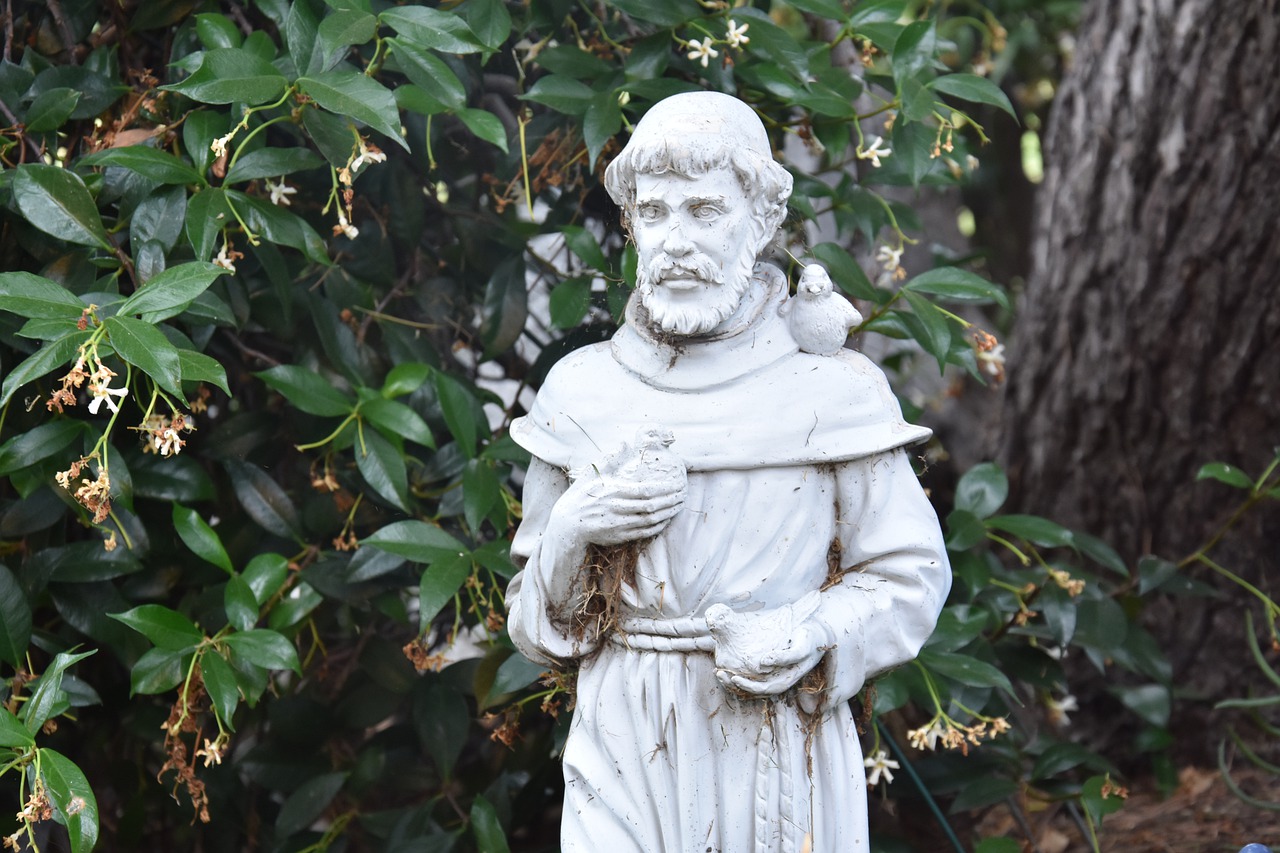 St Francis Statue Religious - Zellykat / Pixabay