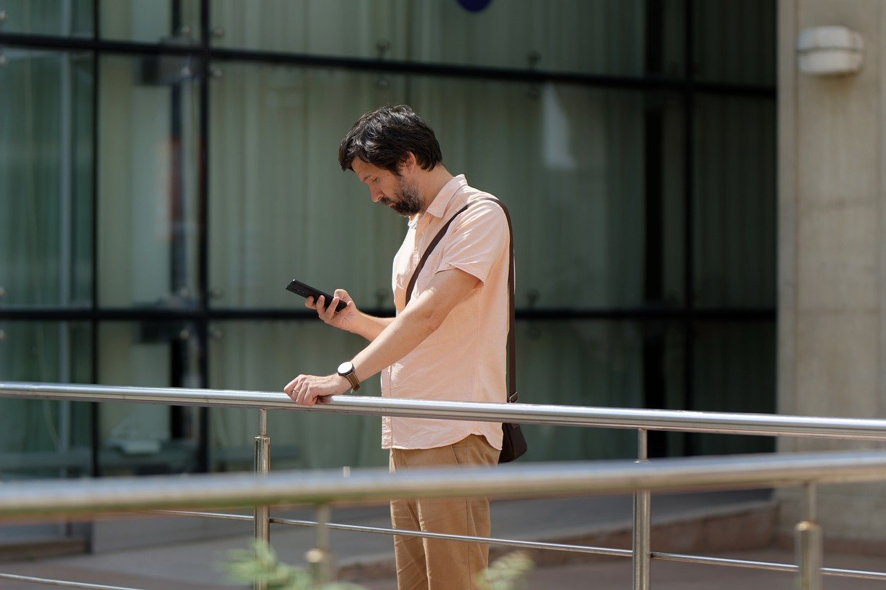 Staff Man Beard Shirt Bag  - Surprising_Shots / Pixabay