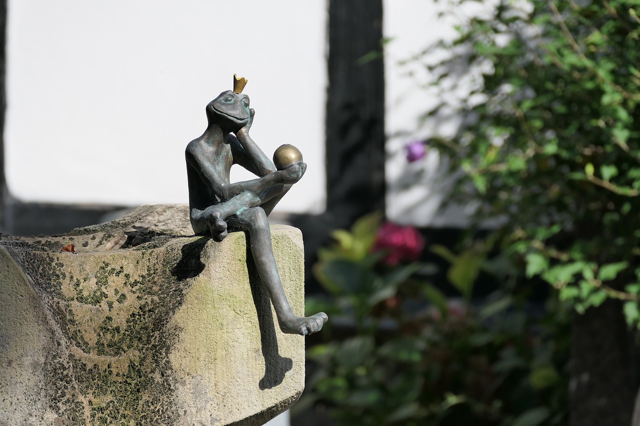 Statue Bronze Frog Crown King  - Die_Berlinerin / Pixabay