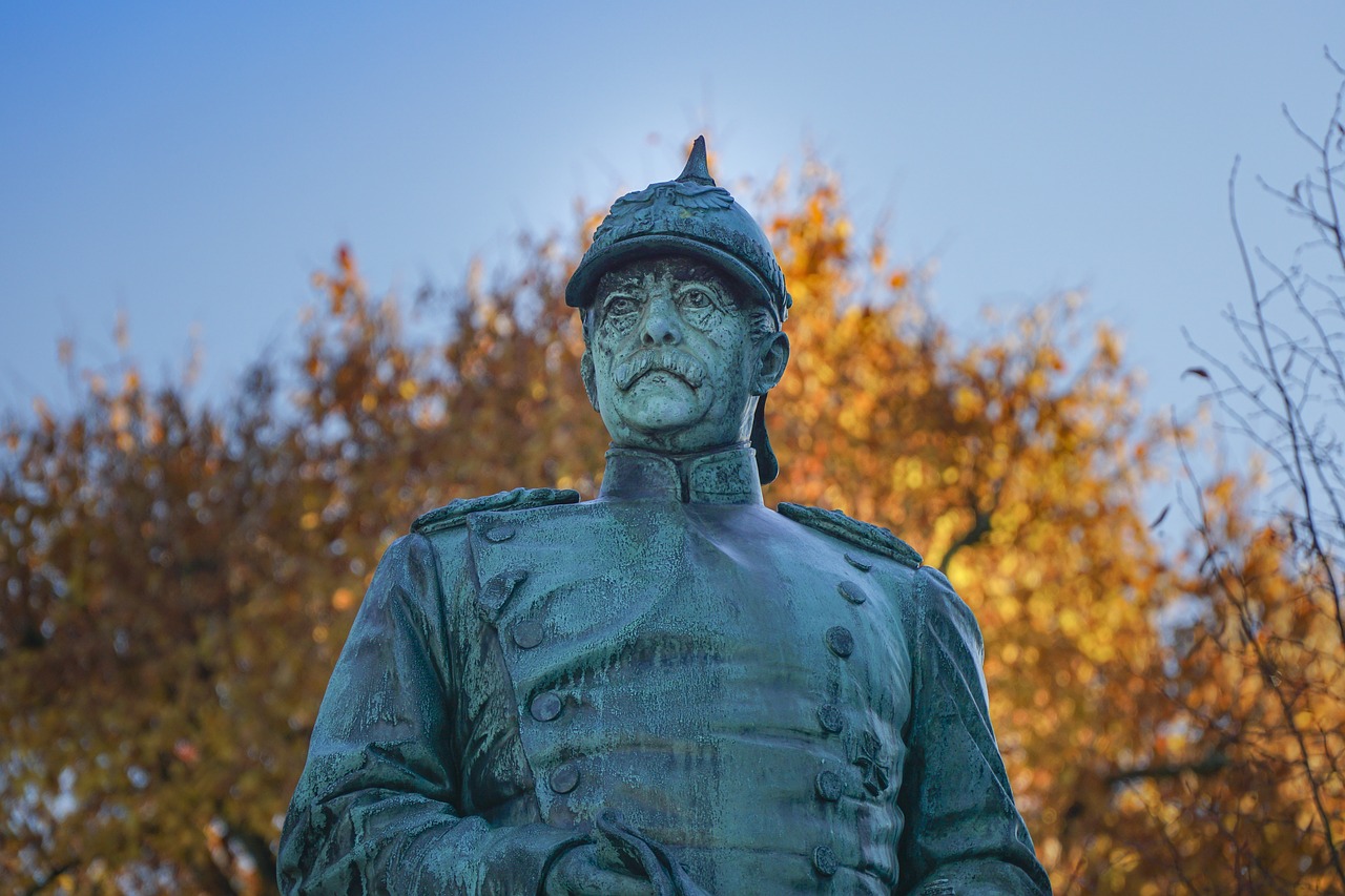 Statue Monument Historically  - knollzw / Pixabay