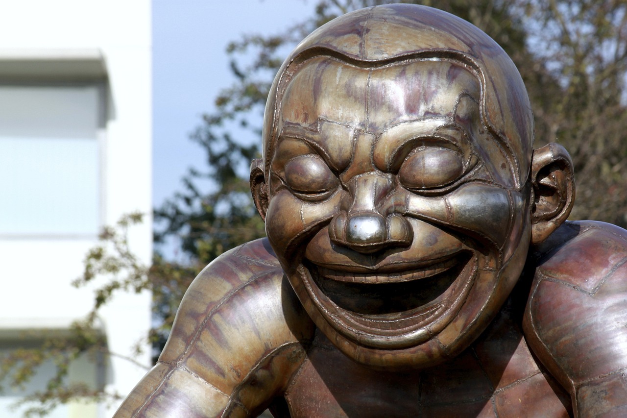 Statue Sculpture Artwork Laughing  - lorilorilo / Pixabay