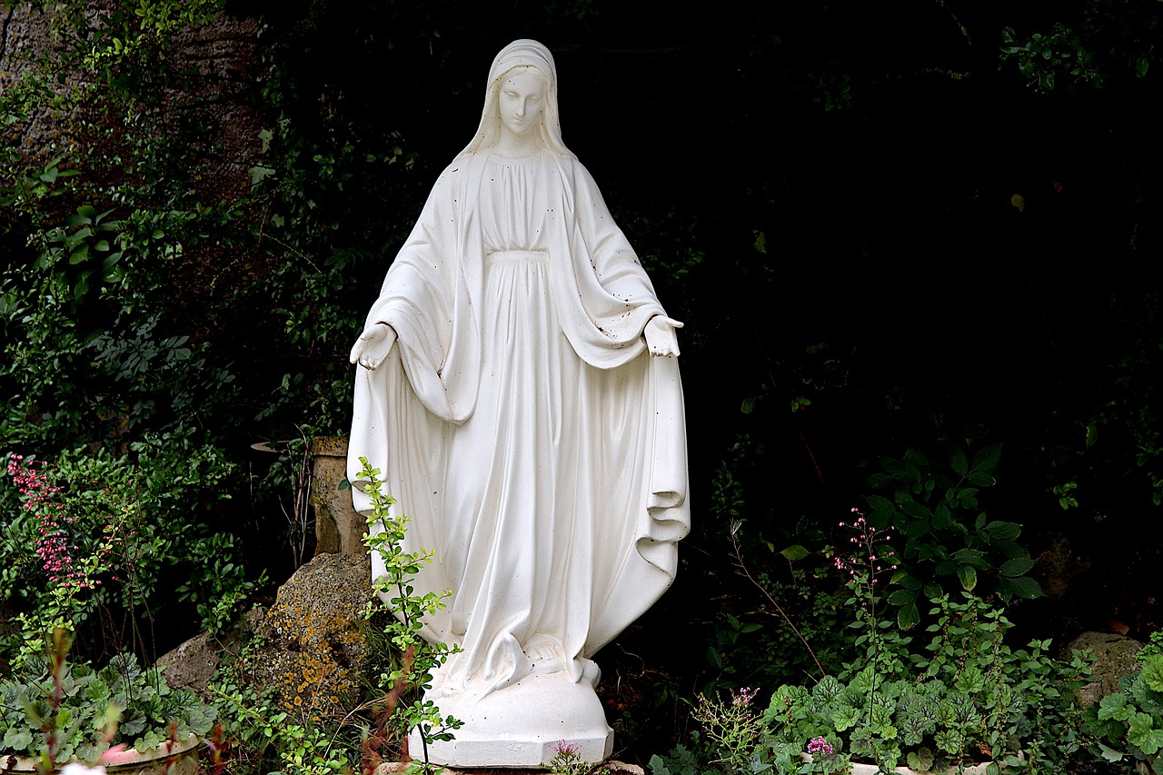 Statue Virgin Mary Catholic  - GAIMARD / Pixabay