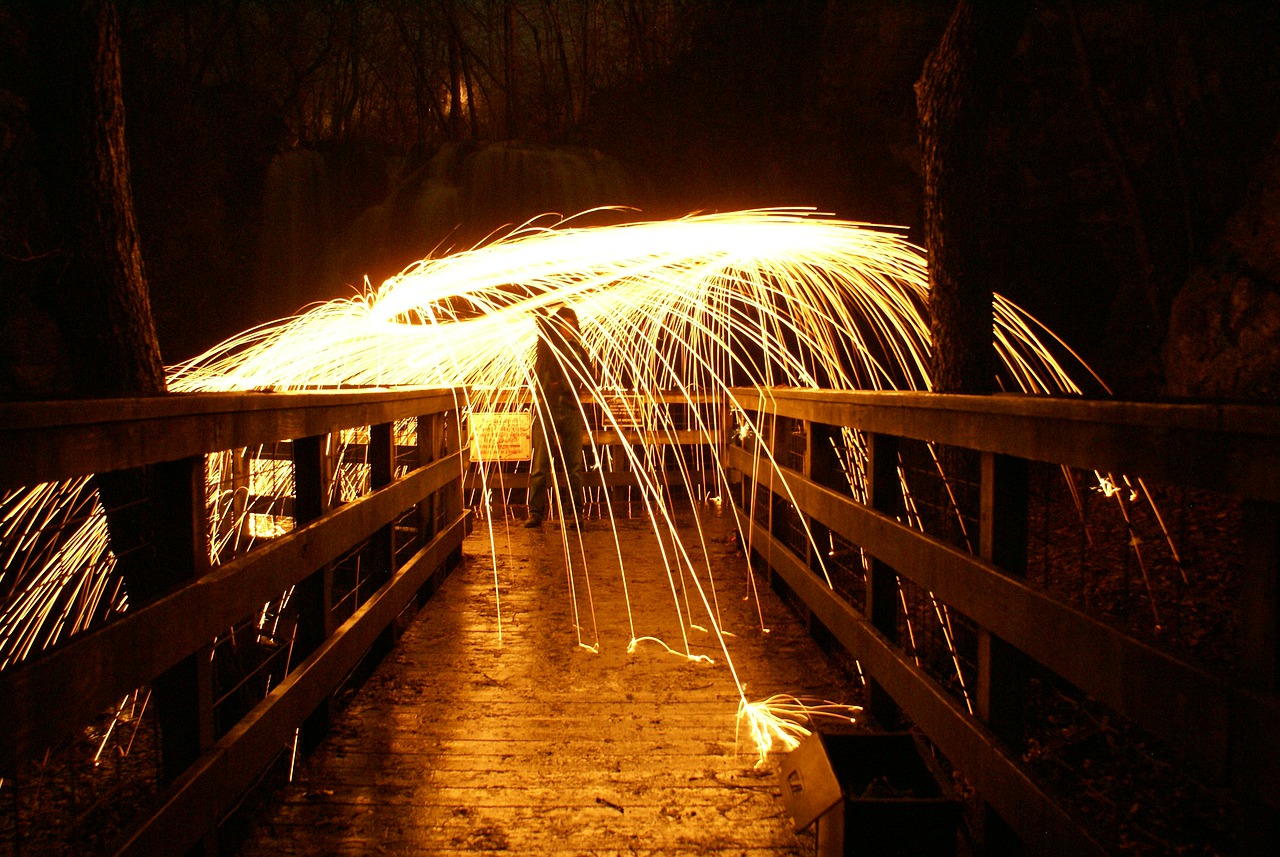 Steel Wool Sparks Bridge Glow - PVTBullet2020 / Pixabay