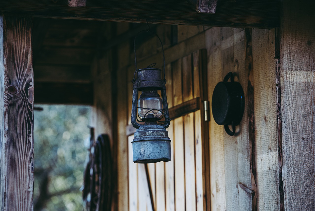 Storm Lamp Oil Lamp Hut Light - cocoandwifi / Pixabay