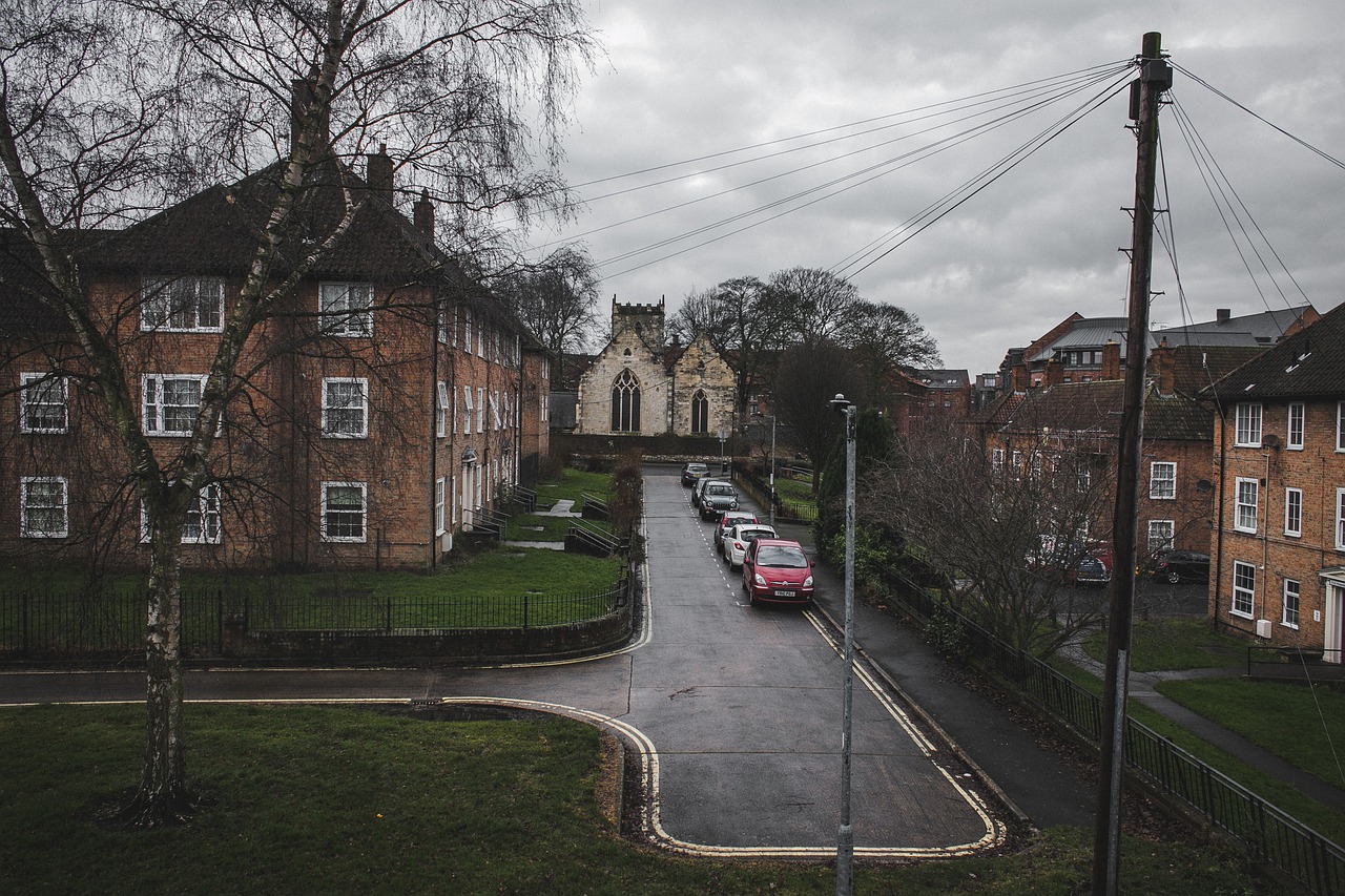 Street Town Buildings Houses Road  - eduardovieiraphoto / Pixabay