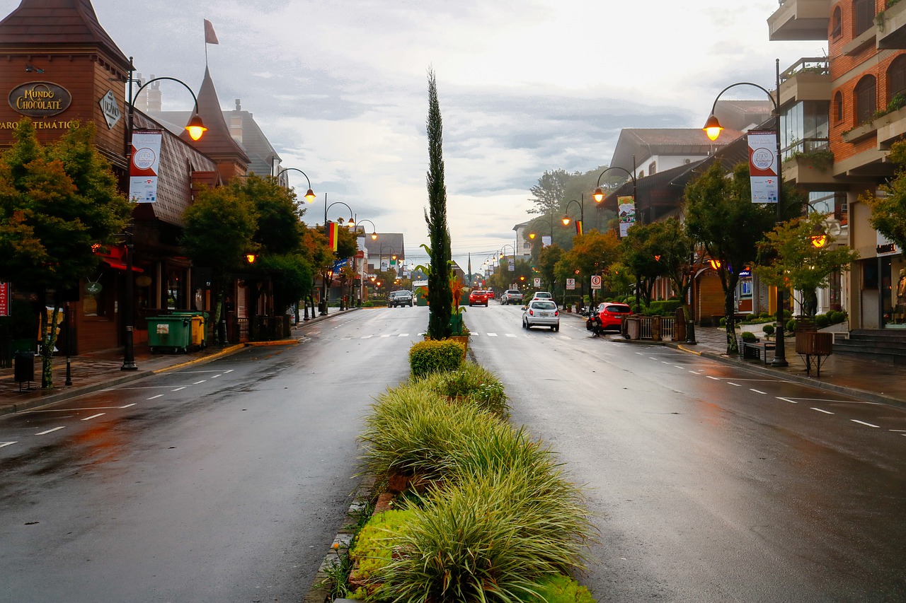 Street Town Travel Tourism Road  - Gadini / Pixabay