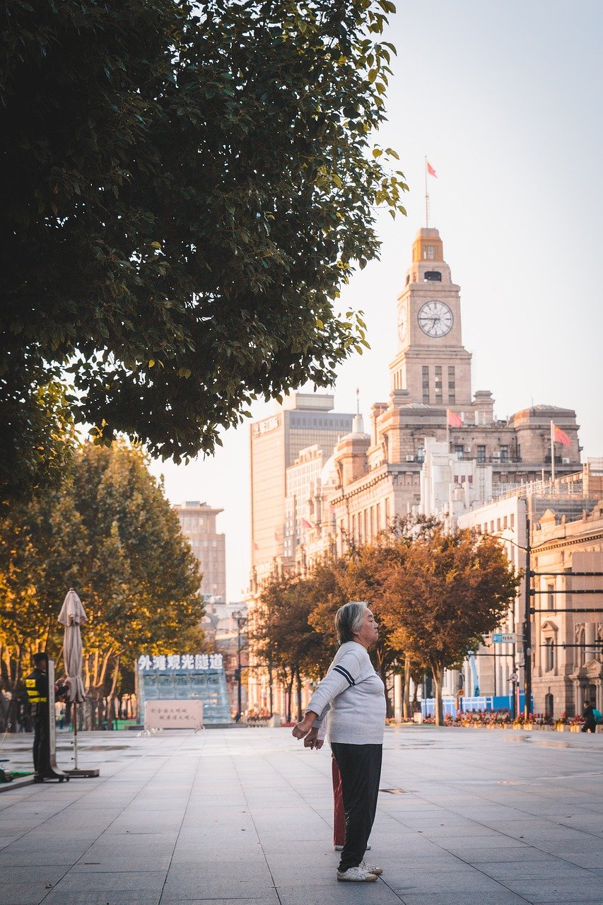 Stretching Woman City Old Woman  - 21433447 / Pixabay