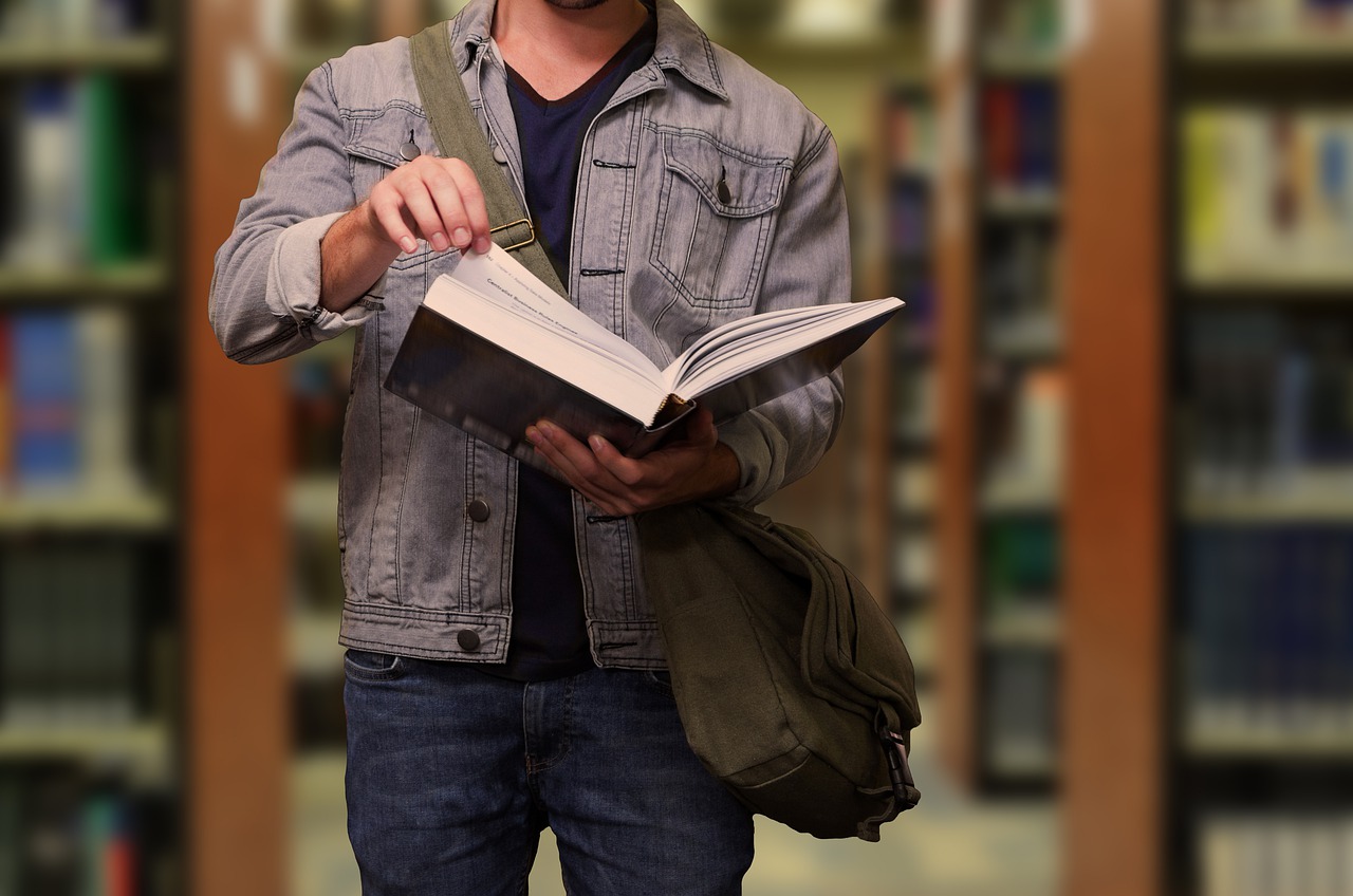 Student Book Library Education  - geralt / Pixabay