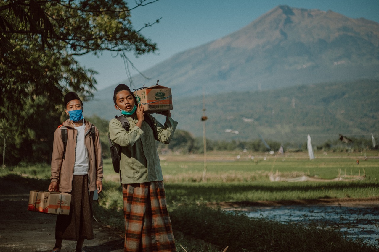 Students Boys Rural Walking Teens  - SyauqiFillah / Pixabay