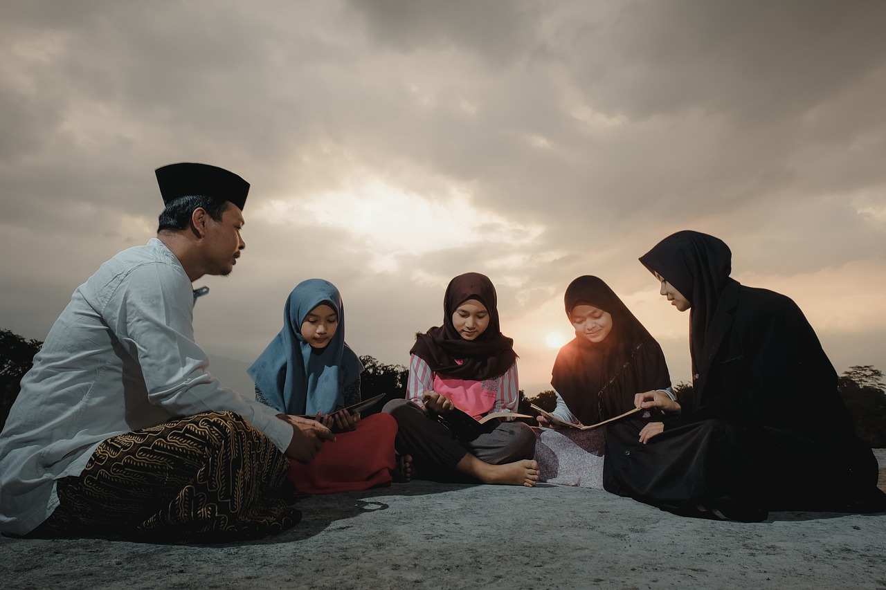 Studying Teacher Students Sunset - SyauqiFillah / Pixabay
