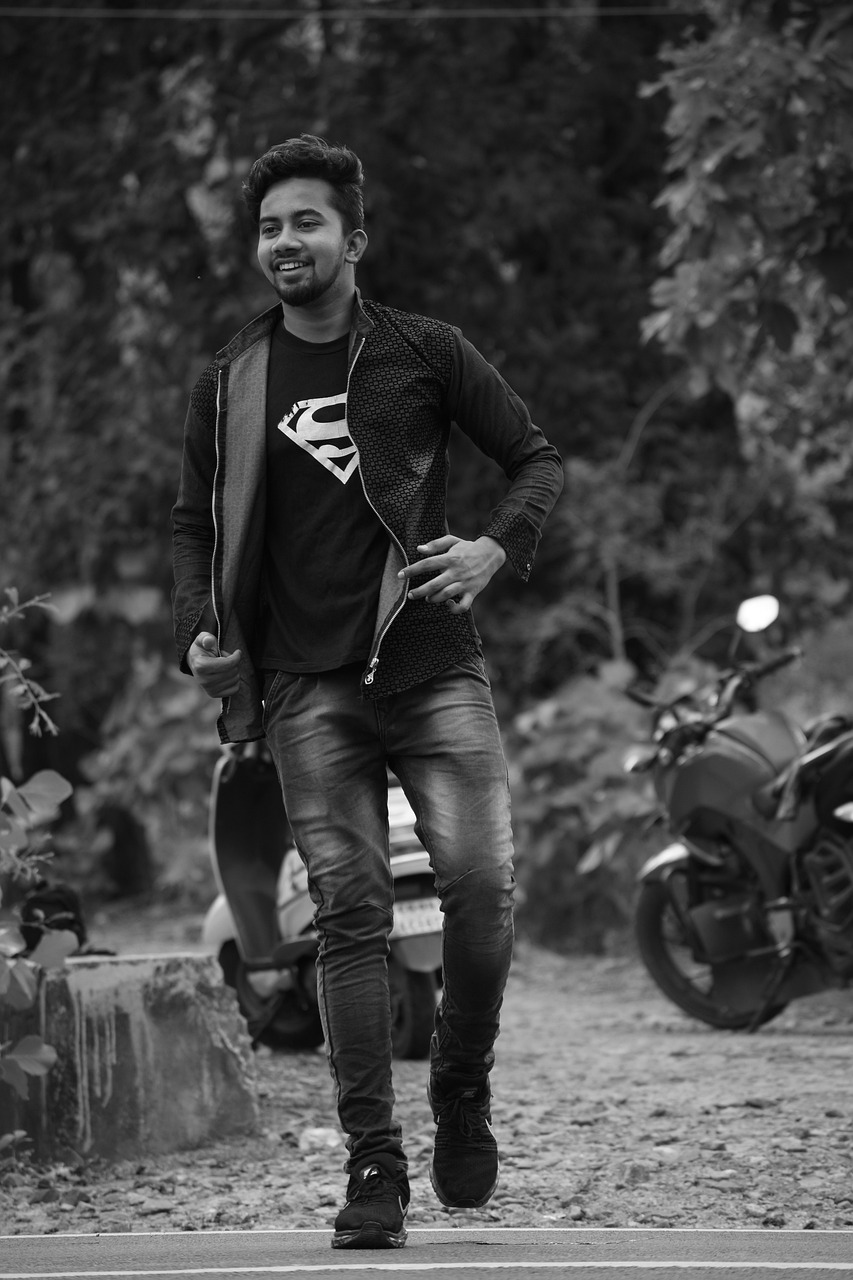 Style Fashion Walk Walking Smile  - SuFiYaN786 / Pixabay