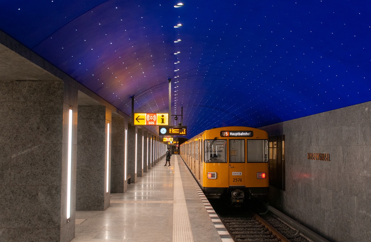 Subway Station Engine Traffic  - wal_172619 / Pixabay