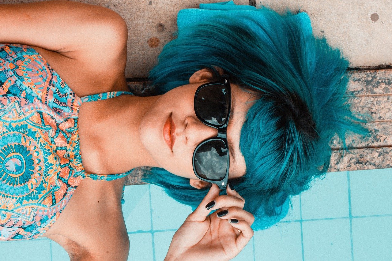 sunglasses woman pool girl lying 2705642
