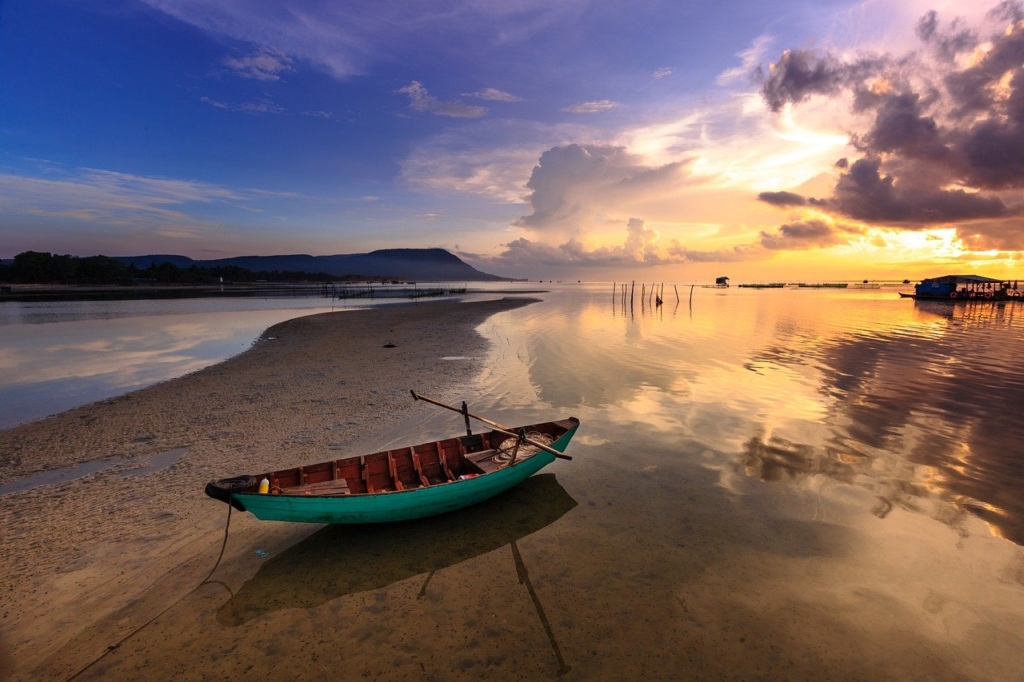 Sunset Boat Beach Fishing Boat  - Quangpraha / Pixabay