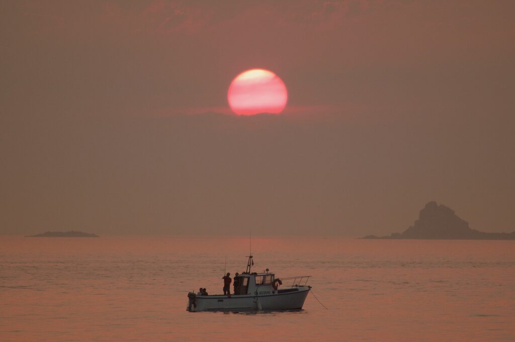 Sunset Boat Sea Fishing  - ThMilherou / Pixabay
