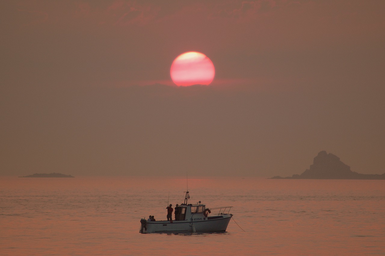 Sunset Boat Sea Fishing  - ThMilherou / Pixabay