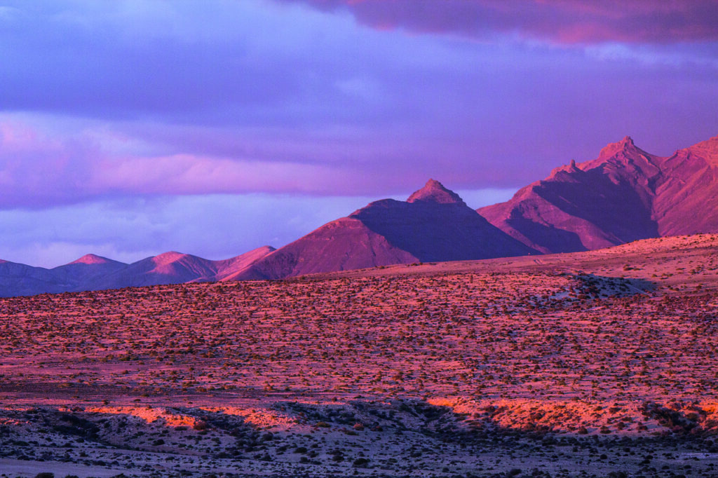 Sunset Desert Mountains Badlands  - fußspuren / Pixabay