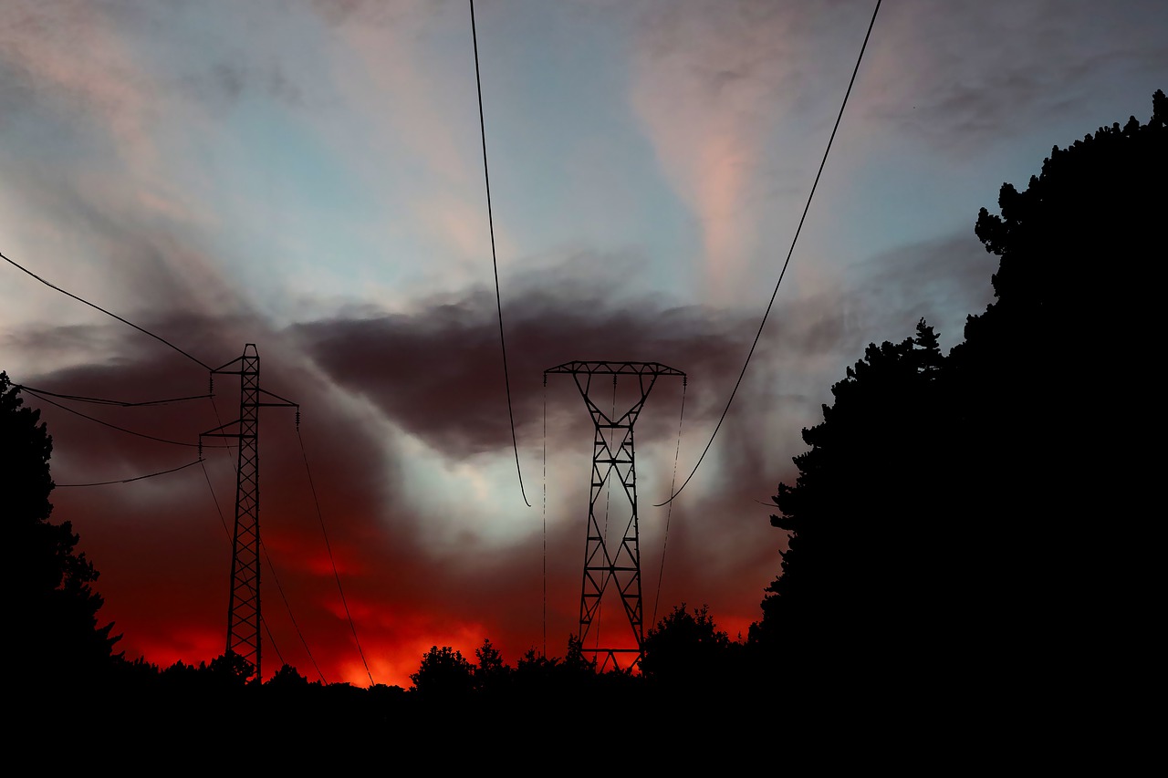 Sunset Forest Line Electric - rauschenberger / Pixabay