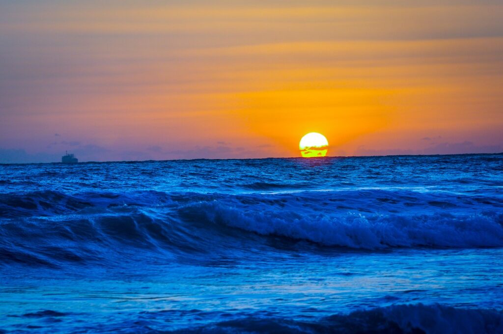 Sunset Ocean Sea Waves Ship  - Erfan_parhizi / Pixabay