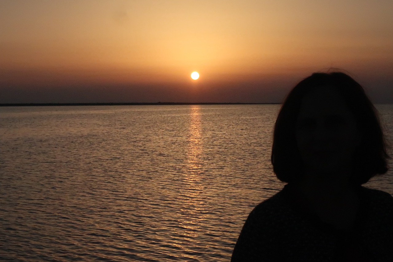 Sunset Person Silhouette Ocean  - comptoirphotoson / Pixabay