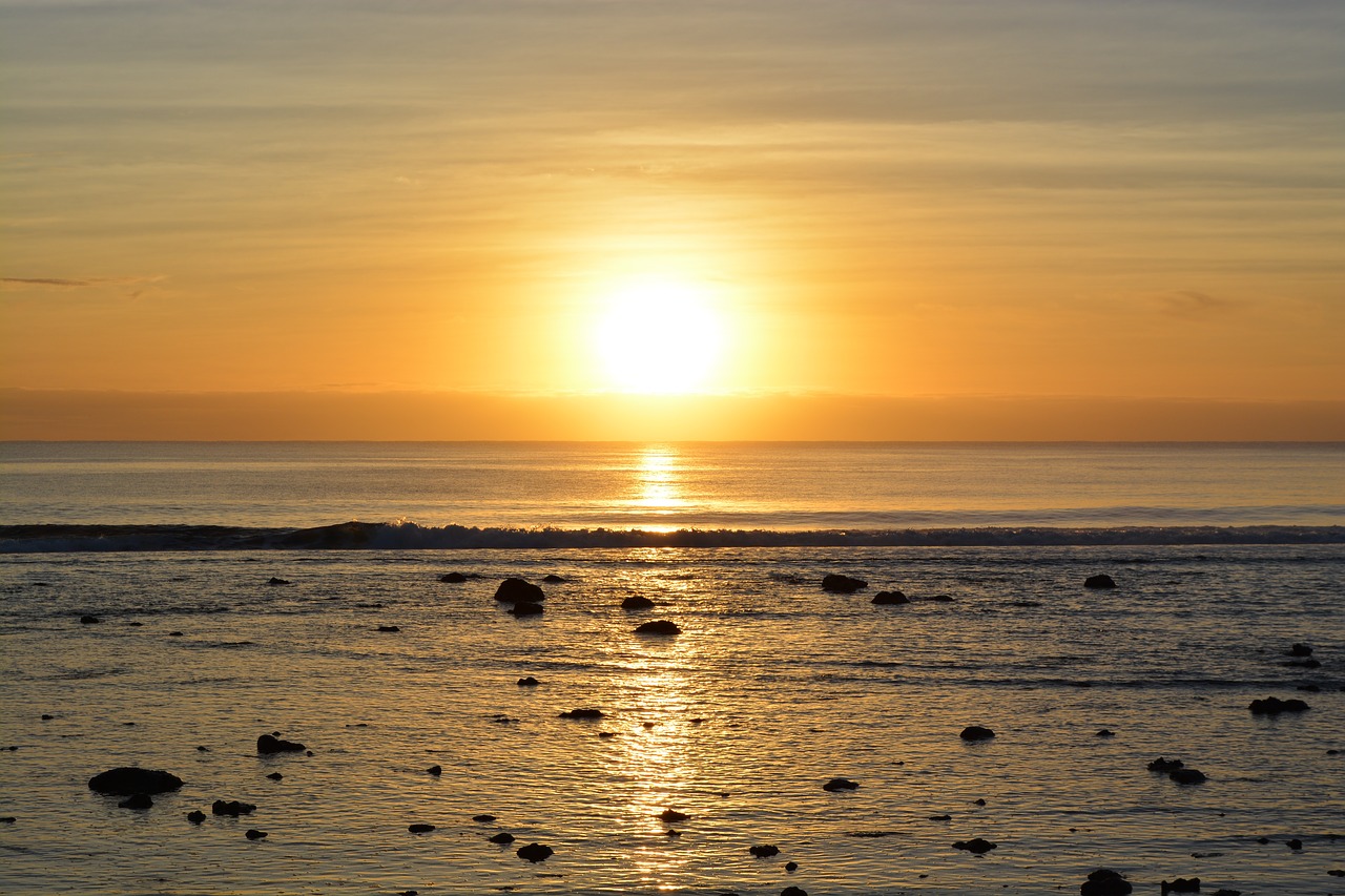 Sunset Rarotonga Ocean Silhouette  - alexchasingdreams / Pixabay